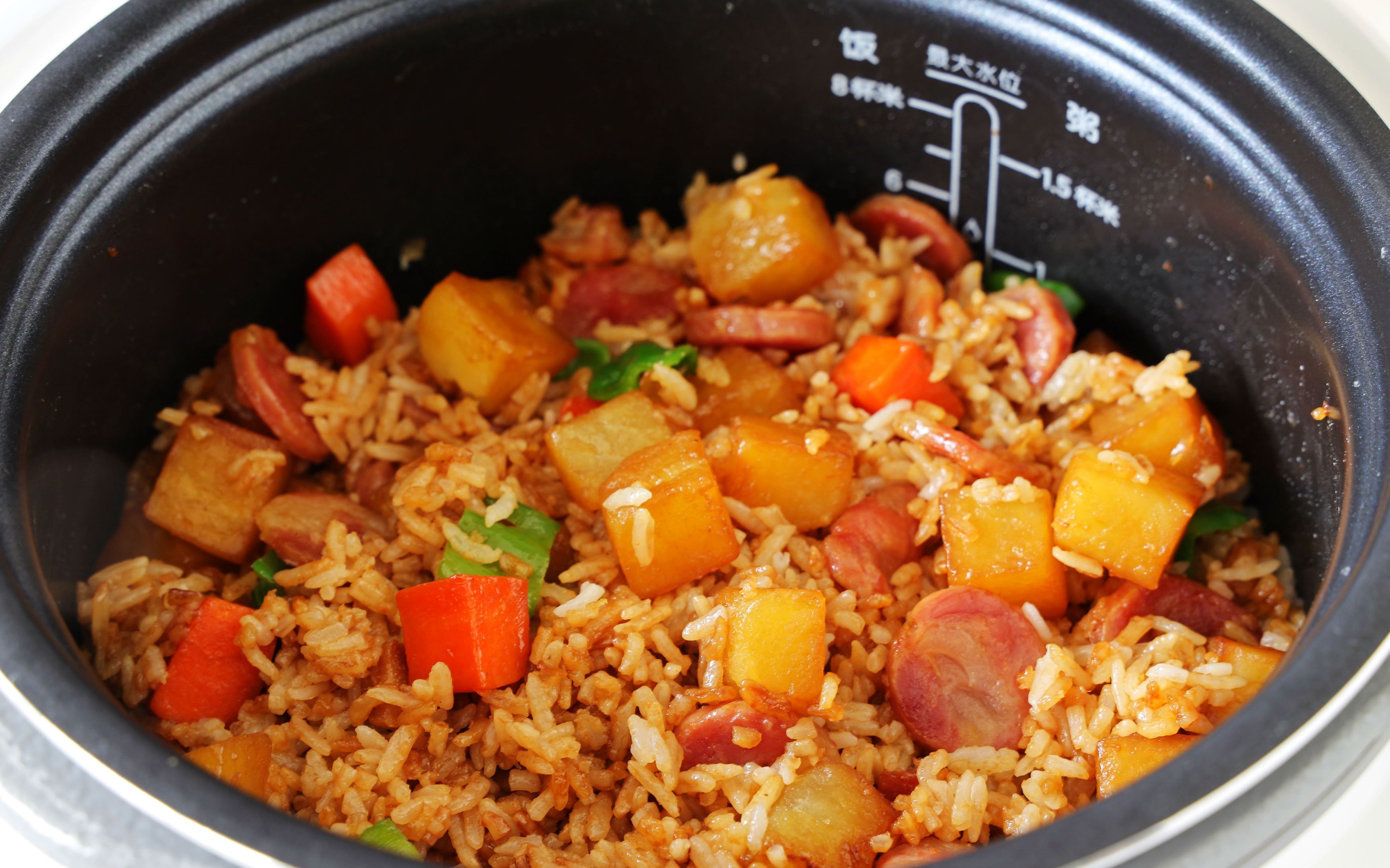 【腊肠焖饭】天气转冷,学会懒人焖饭太方便,饭菜一锅出,超好吃