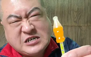 Скачать видео: 买个蜡瓶糖居然被坑这么惨！都来看看！