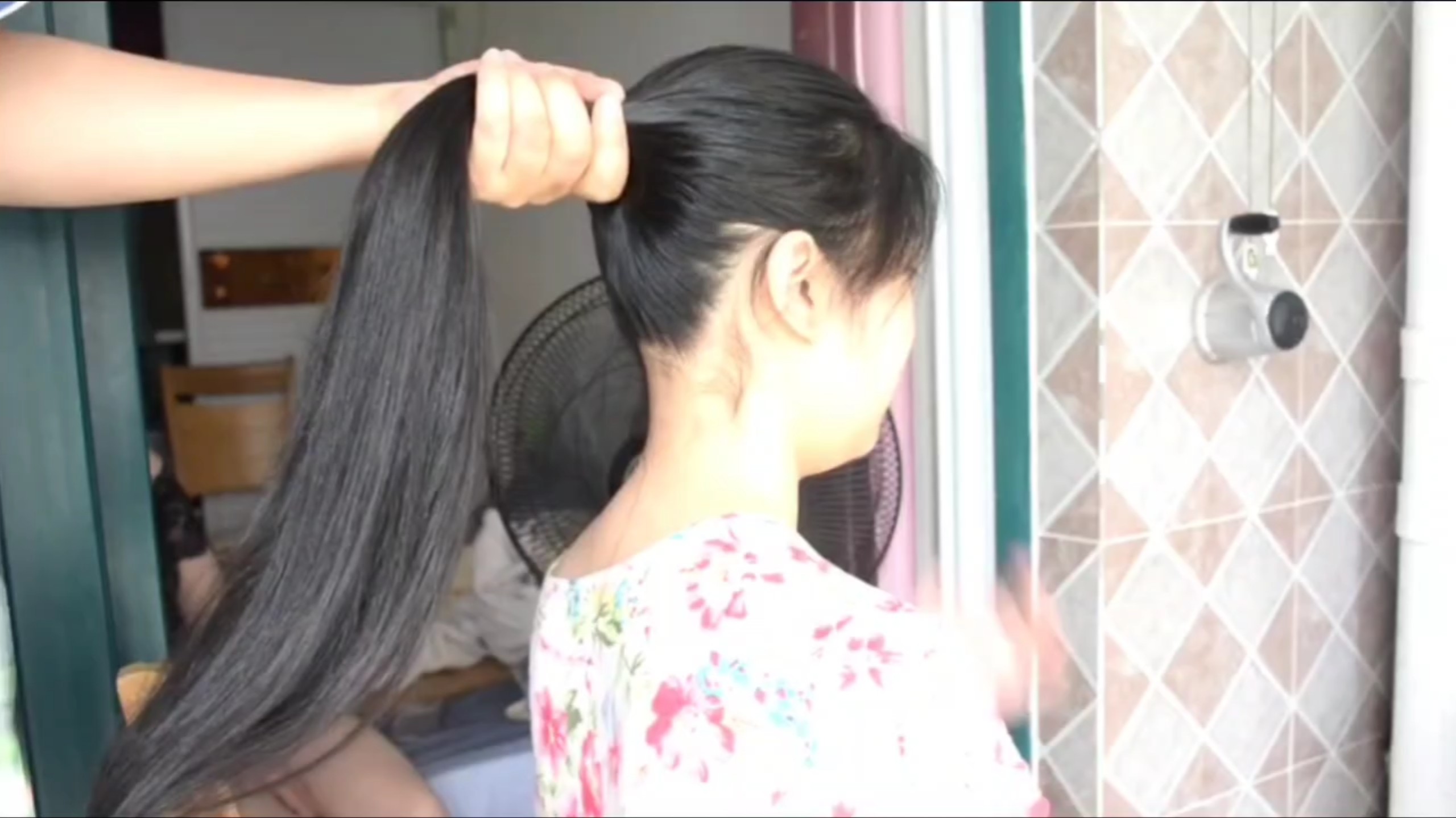 剪发前慢慢梳编一下这丰厚的黑长直