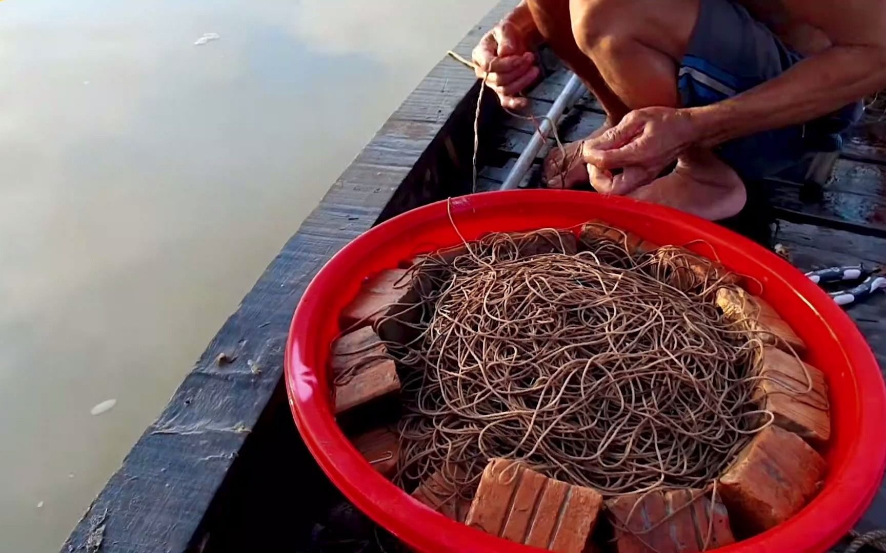 渔民使用延绳钓捕鱼