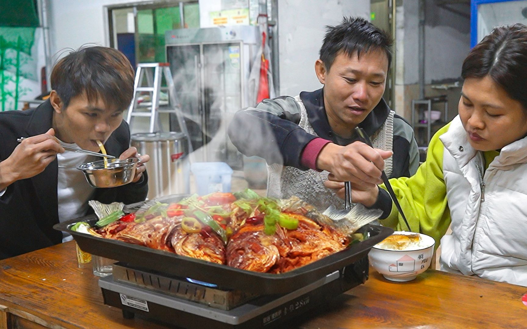 阿壮捡便宜买4条大黑鲷,做"酒炖酸锅鱼"干香酸辣,老婆吃醉了