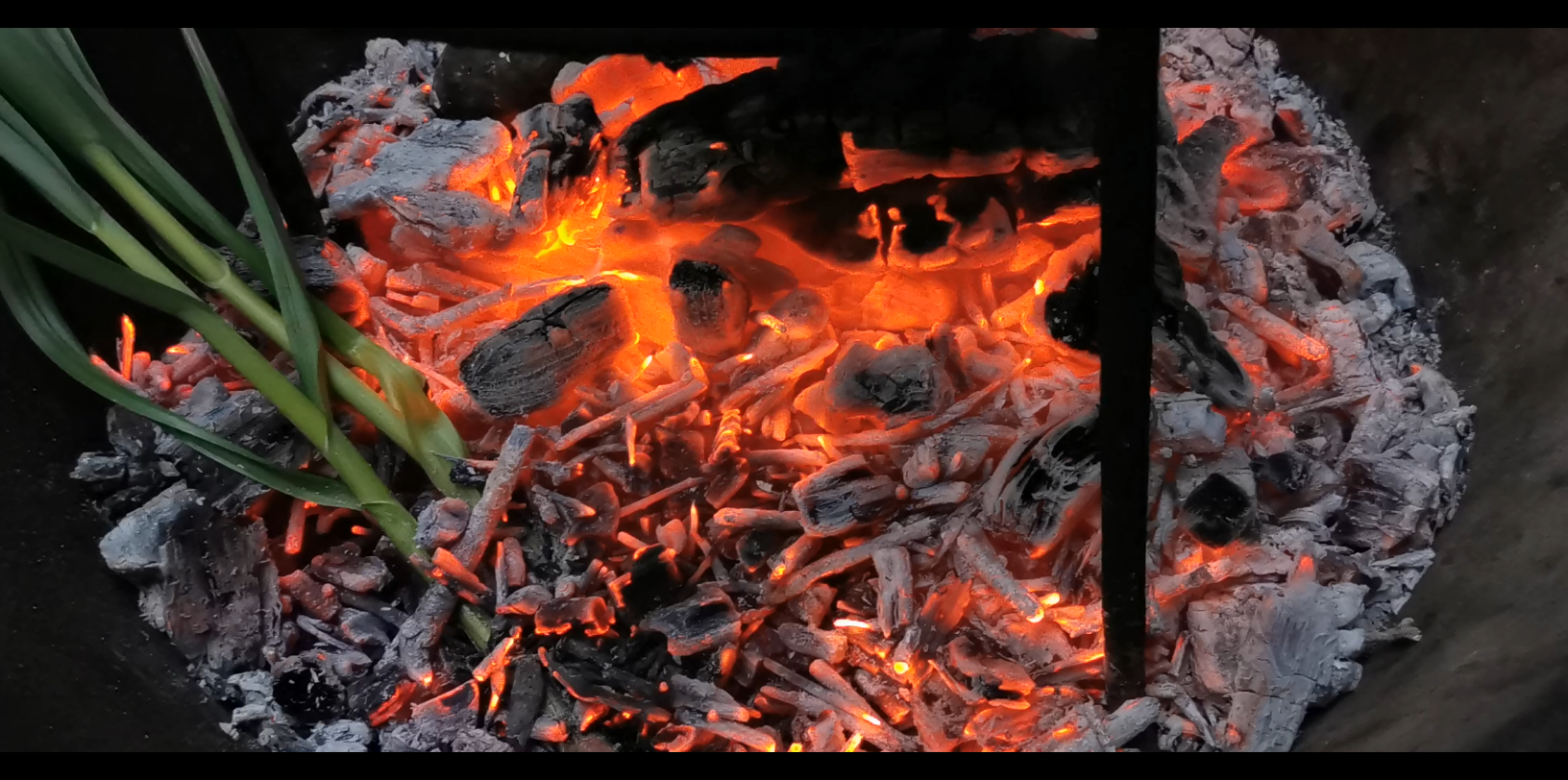云南冬天的幸福,苹果树枝烧成火子,边烤火边烤东西吃