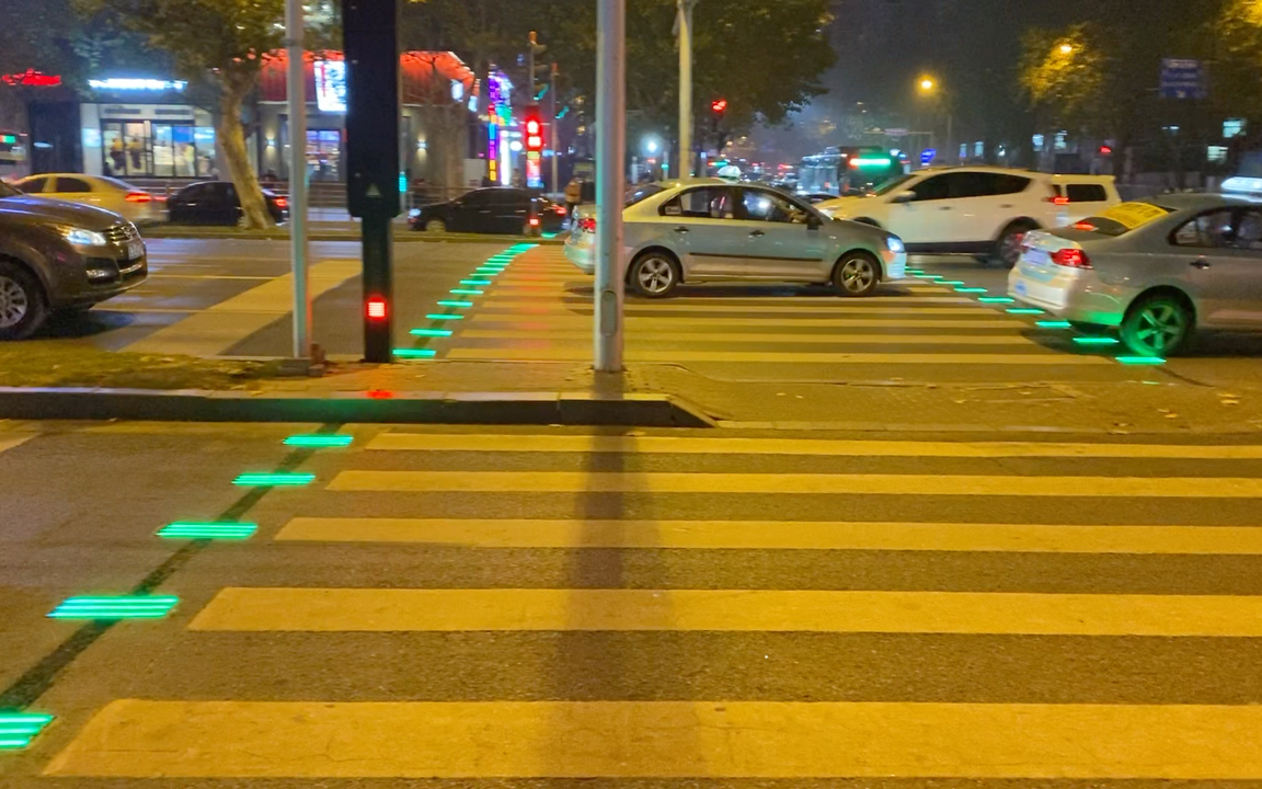 斑马线安全过马路