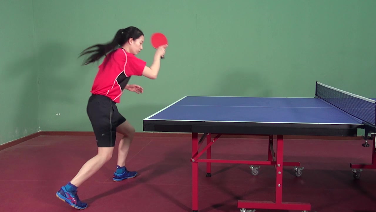 拆招解式:小姐姐教你发球后正手位抢攻