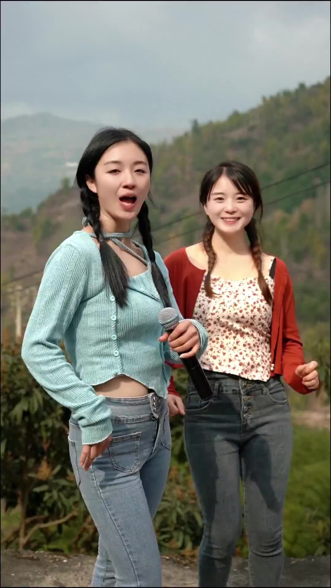 夜夜夜的黑虽然没有光也挡不住我们前进的步伐夜之光真人真唱花姐