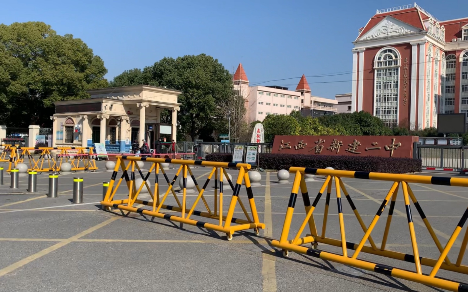 江西南昌:新建二中西大门囗附近随手拍