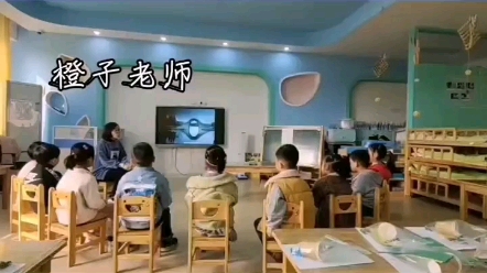 幼儿园公开课|中班科学《小纸桥大力量活动目标:幼儿有观察各种桥的经验,幼儿对各种各样的桥有搭建和观察的兴趣.通过与材料的互动感知纸桥桥面的弯...