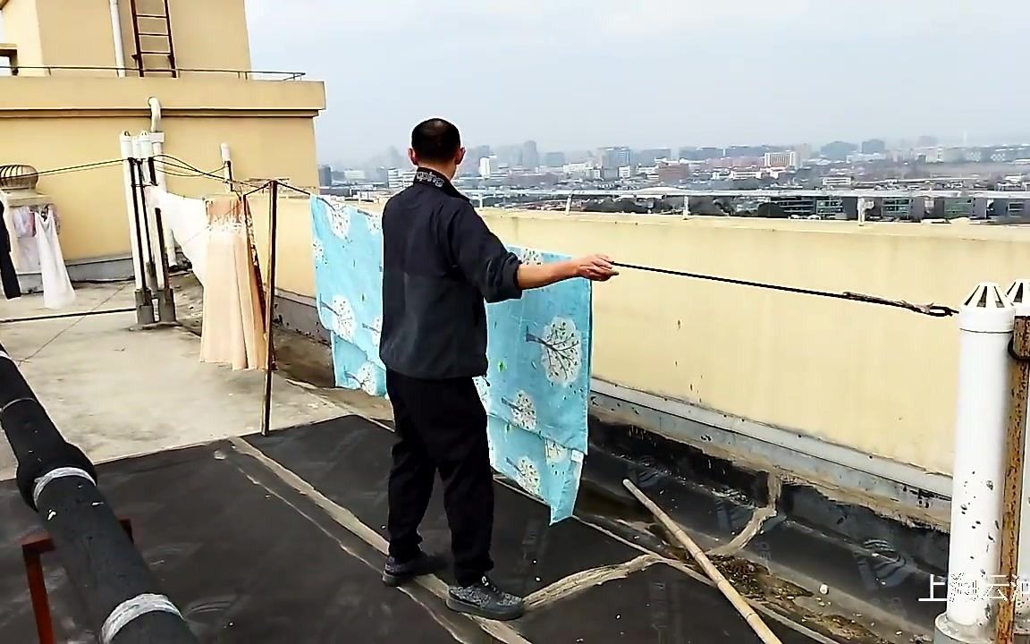 小区楼顶,地方宽敞,我们都是到这里晒被子的