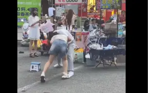 Télécharger la video: 女生打架只能揪头发脱衣服吗？