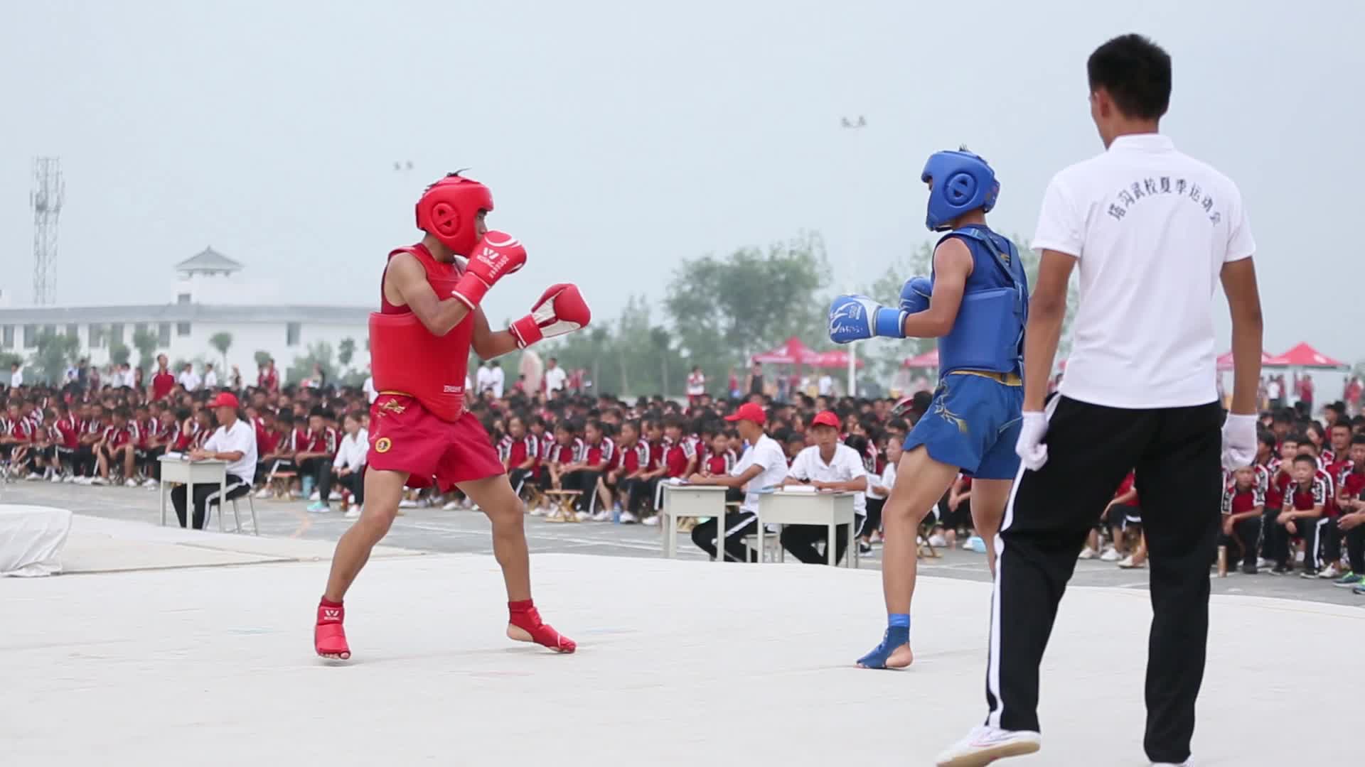 瞅准空当就是一次重击,击打声响亮,塔沟男孩的散打比赛超燃!