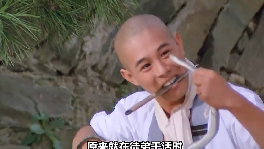《南北少林》李连杰给师傅吃辣条,还让全体师兄弟们也破戒
