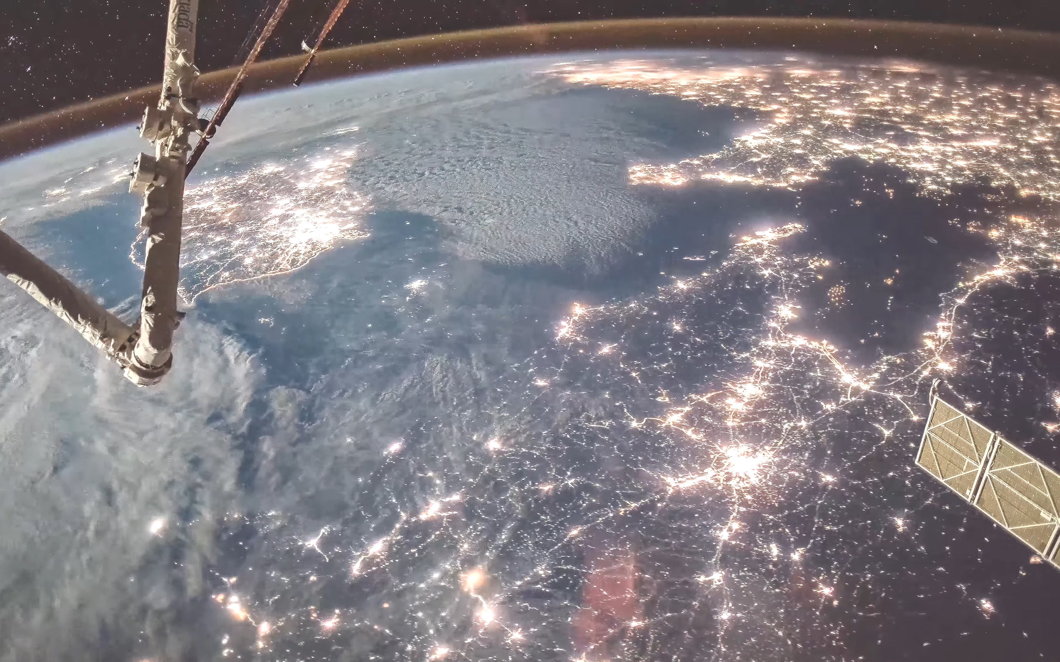 从太空看地球城市夜景灯光和雪山