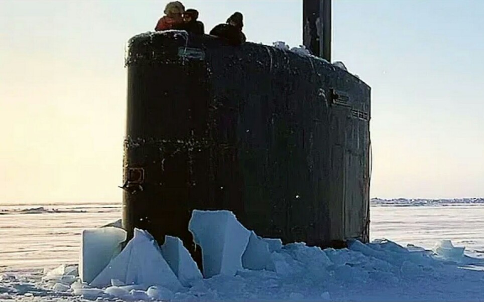 俄罗斯核潜艇北极破冰图片