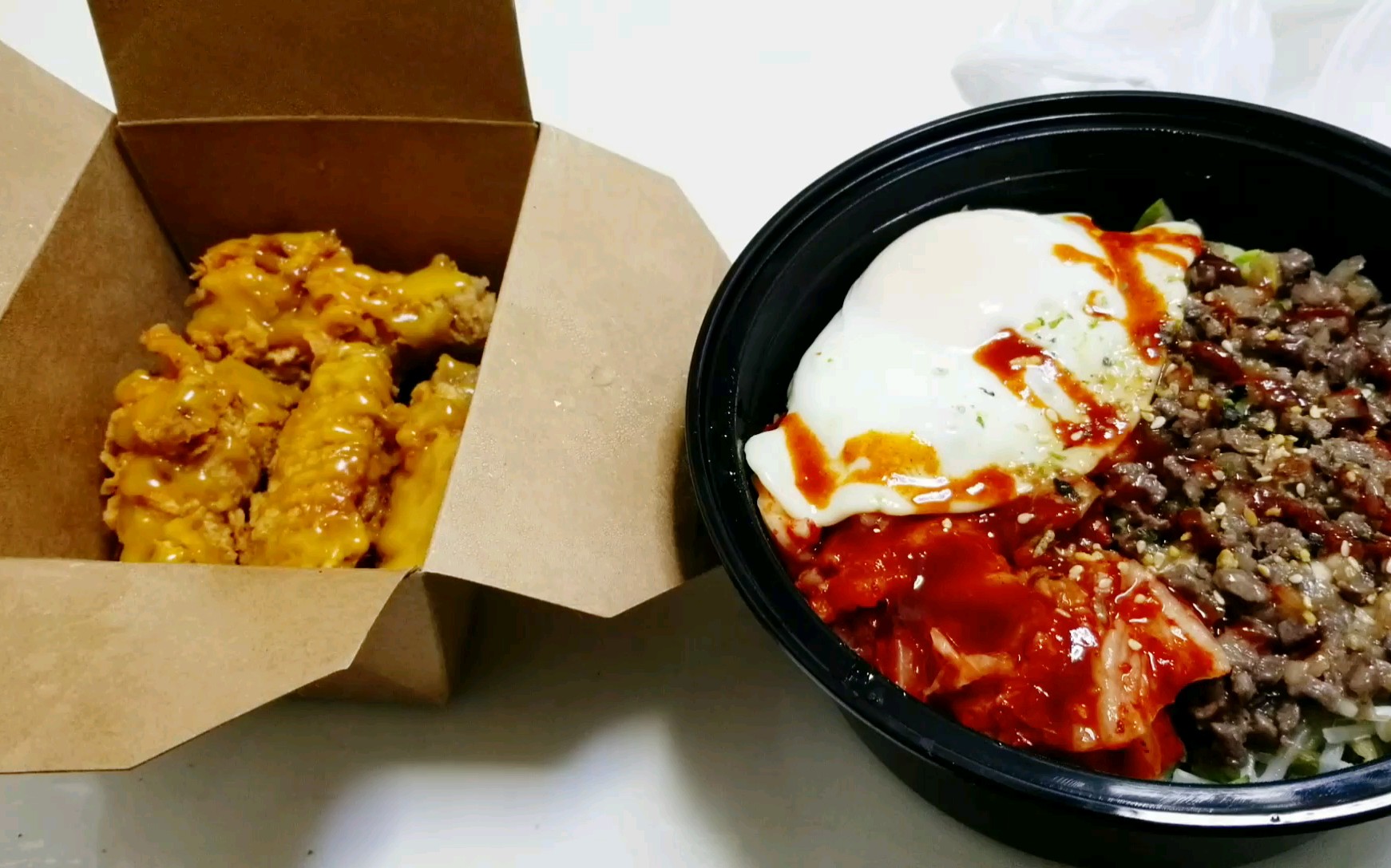 外卖45元"韩式牛肉拌饭",黄金芝士炸鸡,10种配菜,真的太好吃了