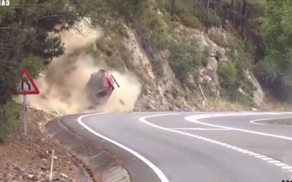 [图]赛车 汽车拉力赛惊险瞬间，道路千万条安全第一条，平安才是回家最近的路