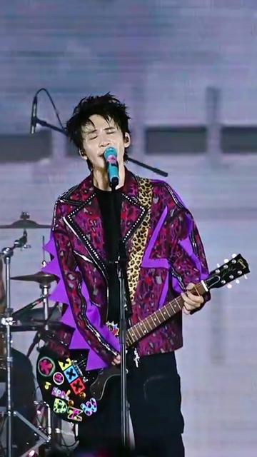 这一刻,40岁的大张伟在唱14岁写的歌