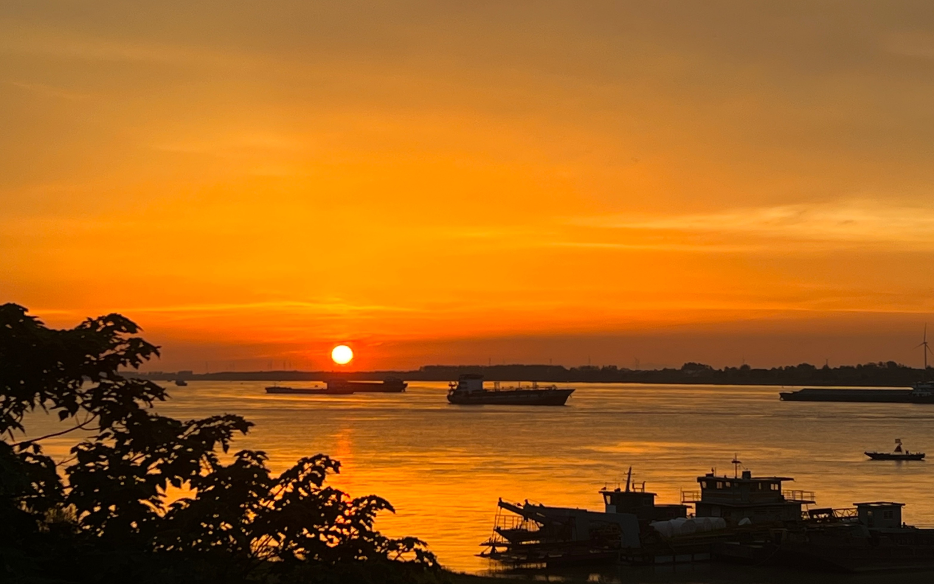 "两分钟静赏,长江落日圆"