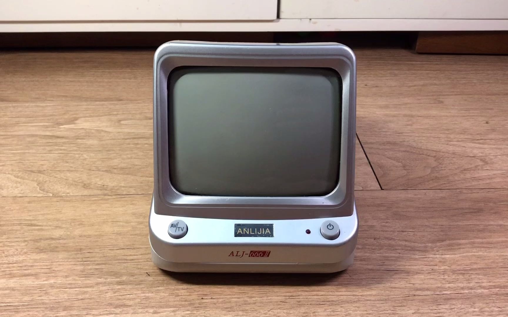 欣赏一台跳蚤市场寻来的迷你卧式黑白电视机