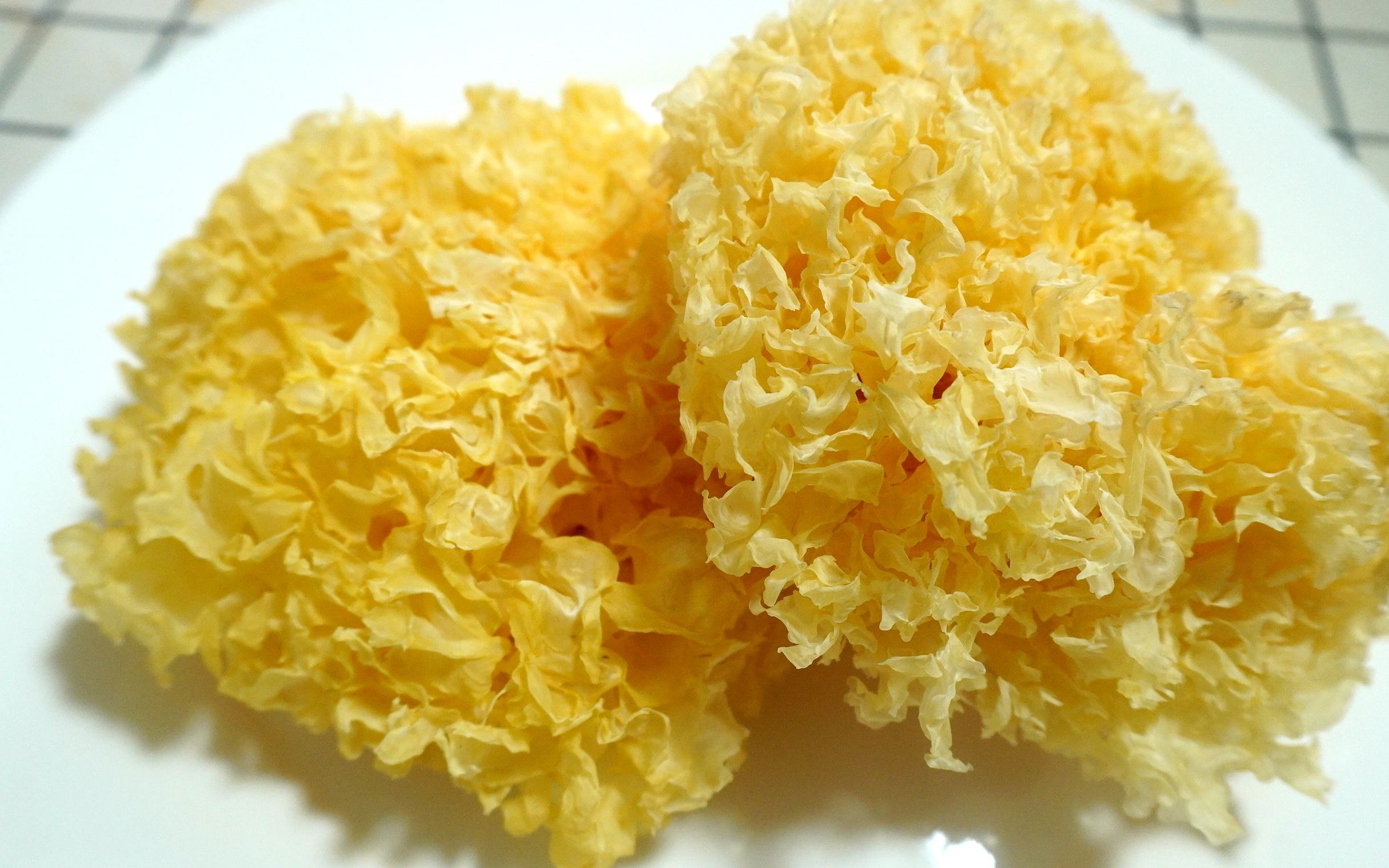 立夏后就要这样吃银耳,不炒不炖,个个嘎嘣脆,一次一盘不够吃