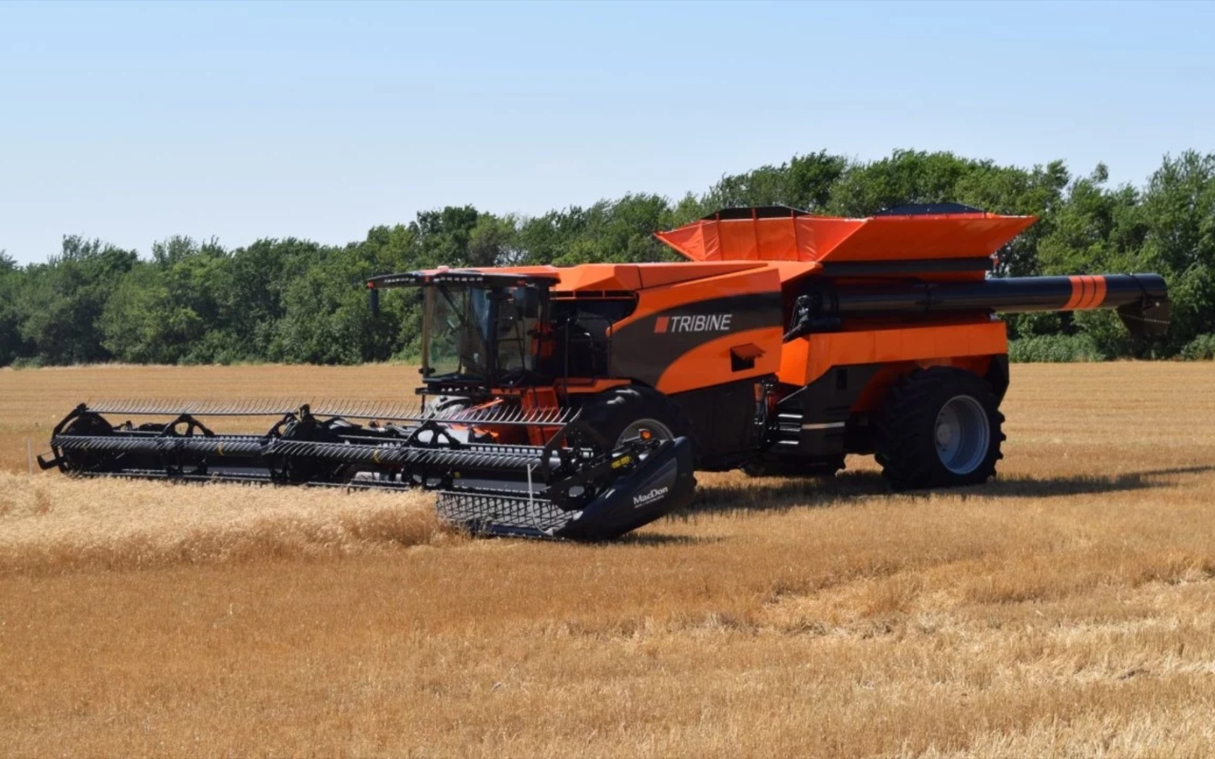 美国tribine_t1000大型铰接式联合收获机搭配麦克唐(macdon)割台进行