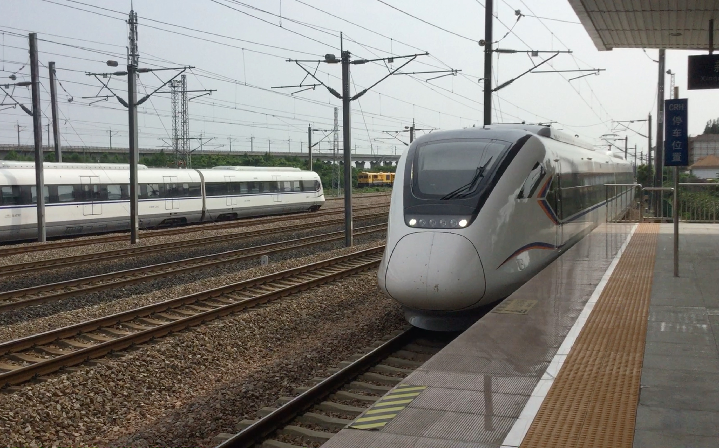 【金山铁路】crh6f-0477出新桥站交会crh6f-0476担当的c3620次列车