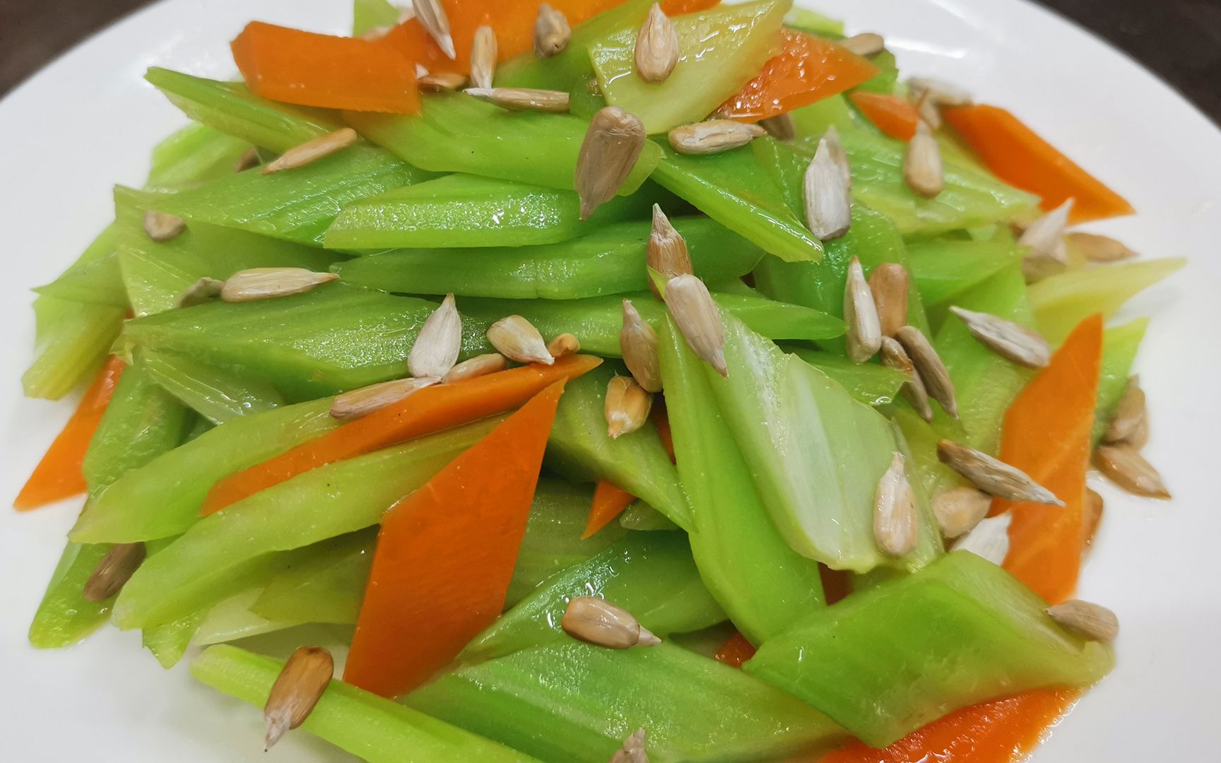 大鱼大肉吃腻了,教你做一道凉拌西芹,脆嫩爽口,芹菜翠绿不发黄