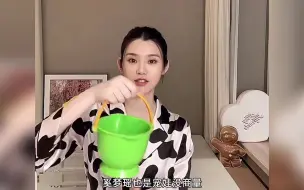 Tải video: 奚梦瑶给娃穿同款难掩喜悦，女儿的衣物价格不菲