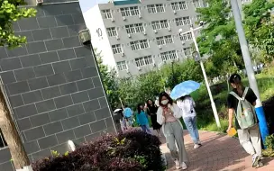 Télécharger la video: 陕西理工大学 取完快递回到宿舍的路途随手拍