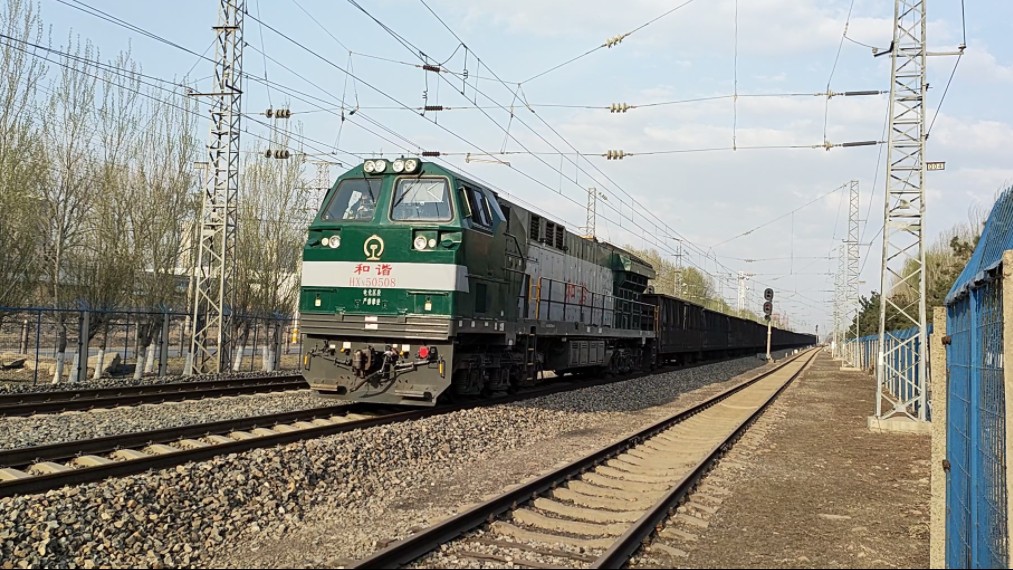 苏抚线沈局吉段hxn5 0508牵引43184次货物列车通过孤家子站
