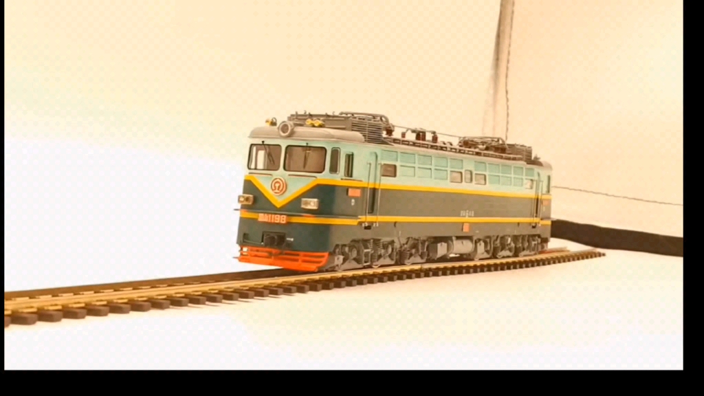 中国自行研制的第一台电力机车——韶山1型