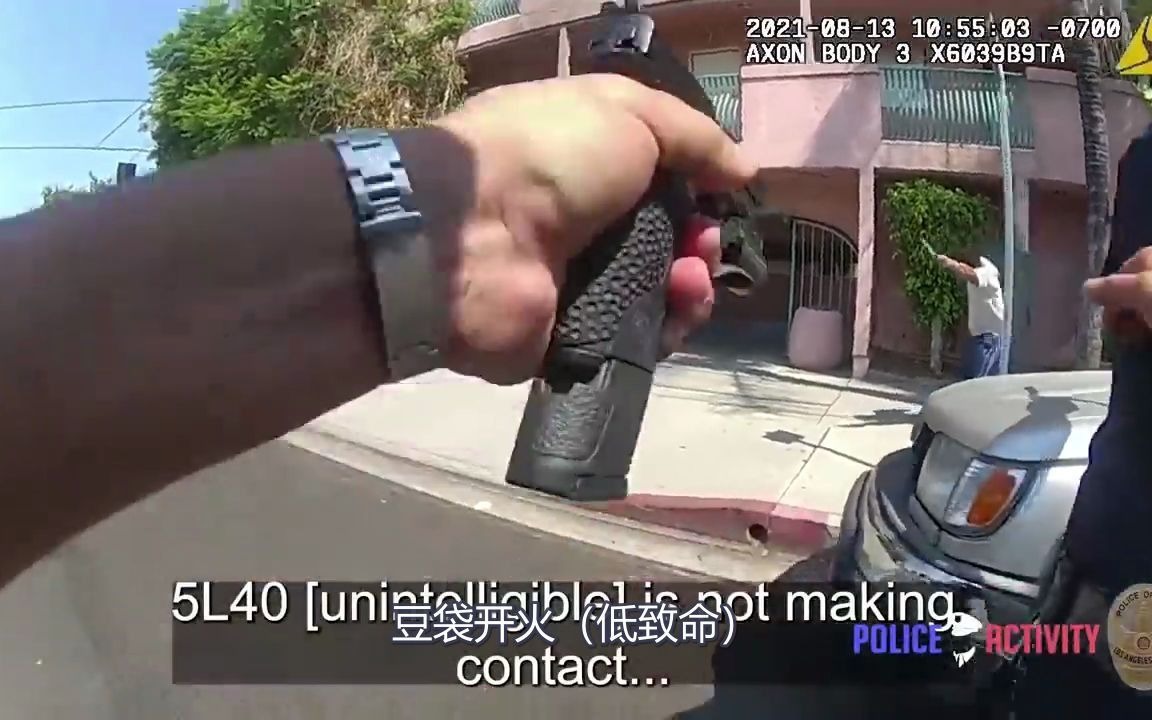 [图]LAPD警官在非致命武器无效后使用致命武器制服持刀持续走向警员的男子 |Man Gets Shot As He Walks Toward The LAPD Of