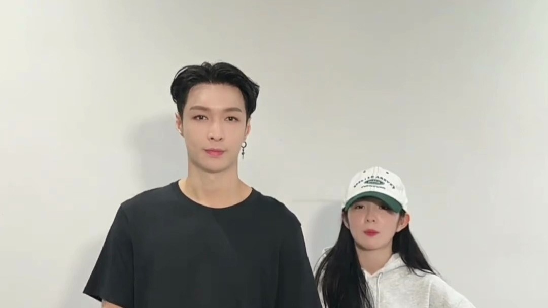 张艺兴带裴珠泫跳五子棋,即使是裴珠泫也有不敢看镜头的时候