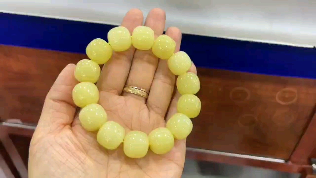 收藏款和田玉若羌黄口料手链手串,老型珠,鸡油黄老坑料,肉质细腻油润