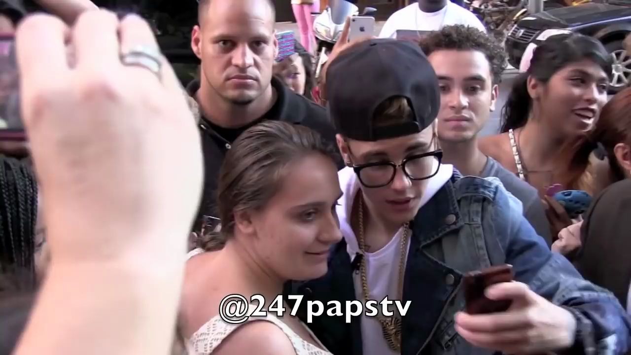 720pjustinbieber帅贾在纽约逛街然后跟一大群粉丝自拍07292013