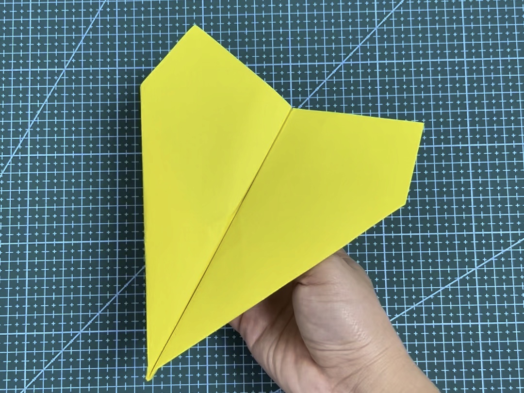 折法简单,飞得又直又远的纸飞机