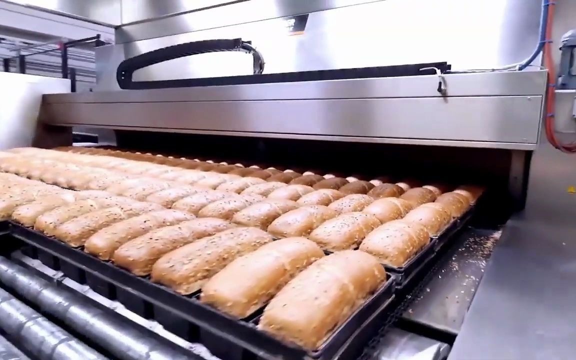 了解一下国外面包加工厂,全自动化生产线,看着就很过瘾!