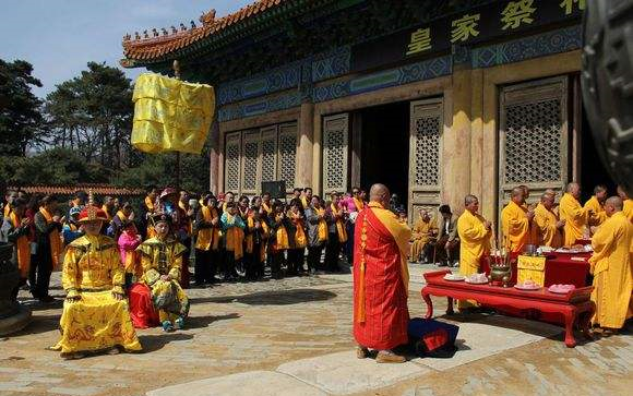 清朝东陵的满洲八旗仪仗队重演历史皇帝祭祀祖宗大典现场实况