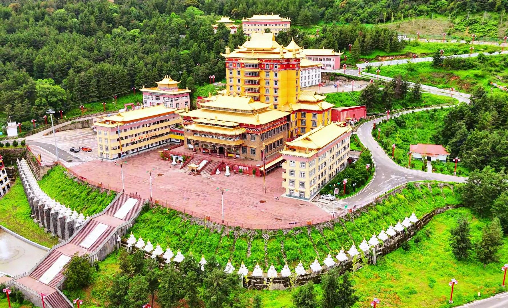 建于川西南深山的木里大寺,据说曾经是神秘木里王国的统治中心