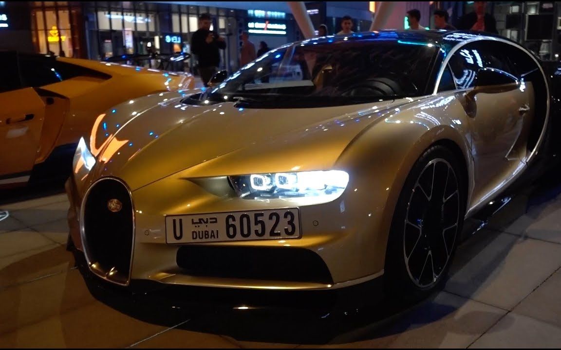 迪拜富豪的超跑车队驶过世界上最大的购物中心