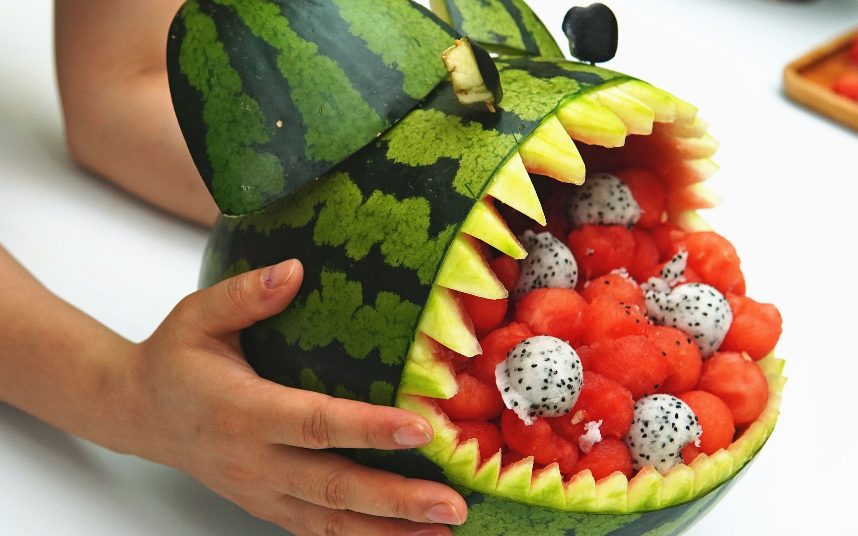 这样吃西瓜,直接提高一个档次,鲨鱼西瓜的做法_哔哩哔哩 (゜-゜)つロ