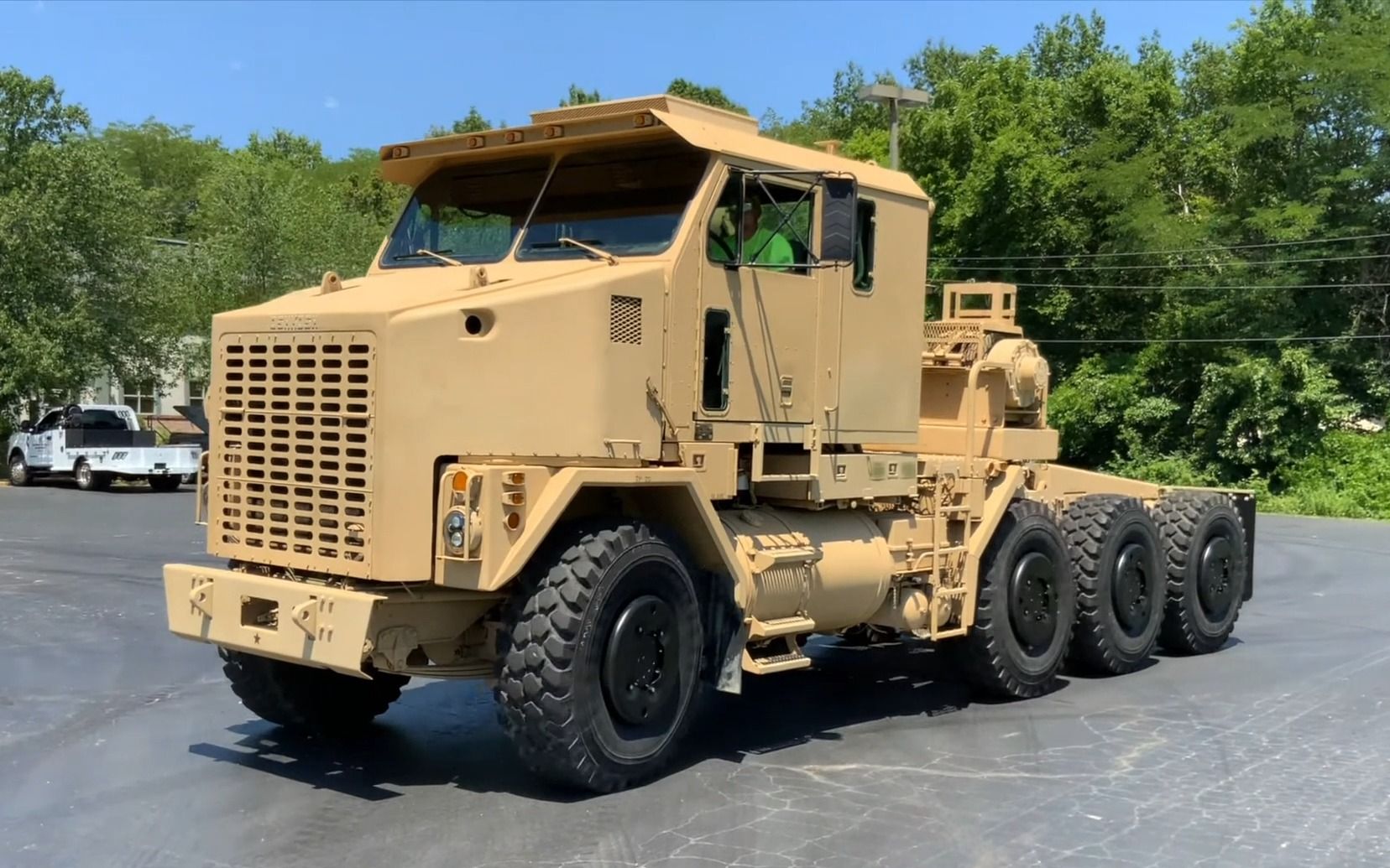 【坦克战车】- 待售卖的oshkosh m1070军用卡车