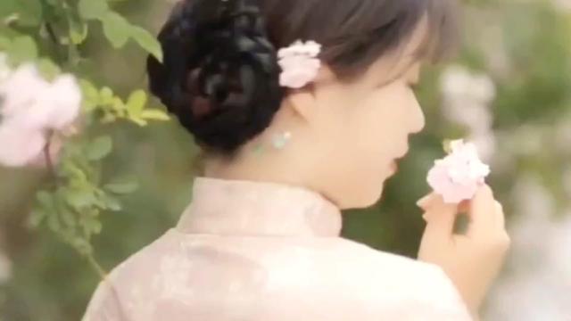 [图]《烟雨江南》唯美又动人的旋律，仿佛身临其境，一曲诗情画意嗓音更令人陶醉！