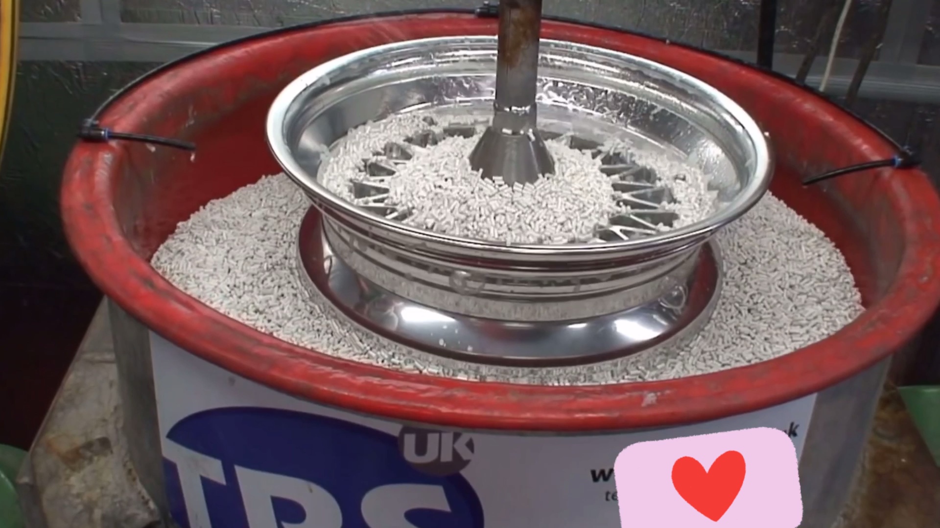 有一种工艺可以让汽车轮圈靓丽如新,充满金属质感!这种工艺叫:水抛光.