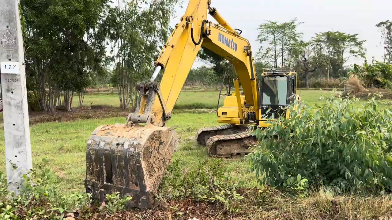 小松pc200-8m0挖掘机在泰国工作