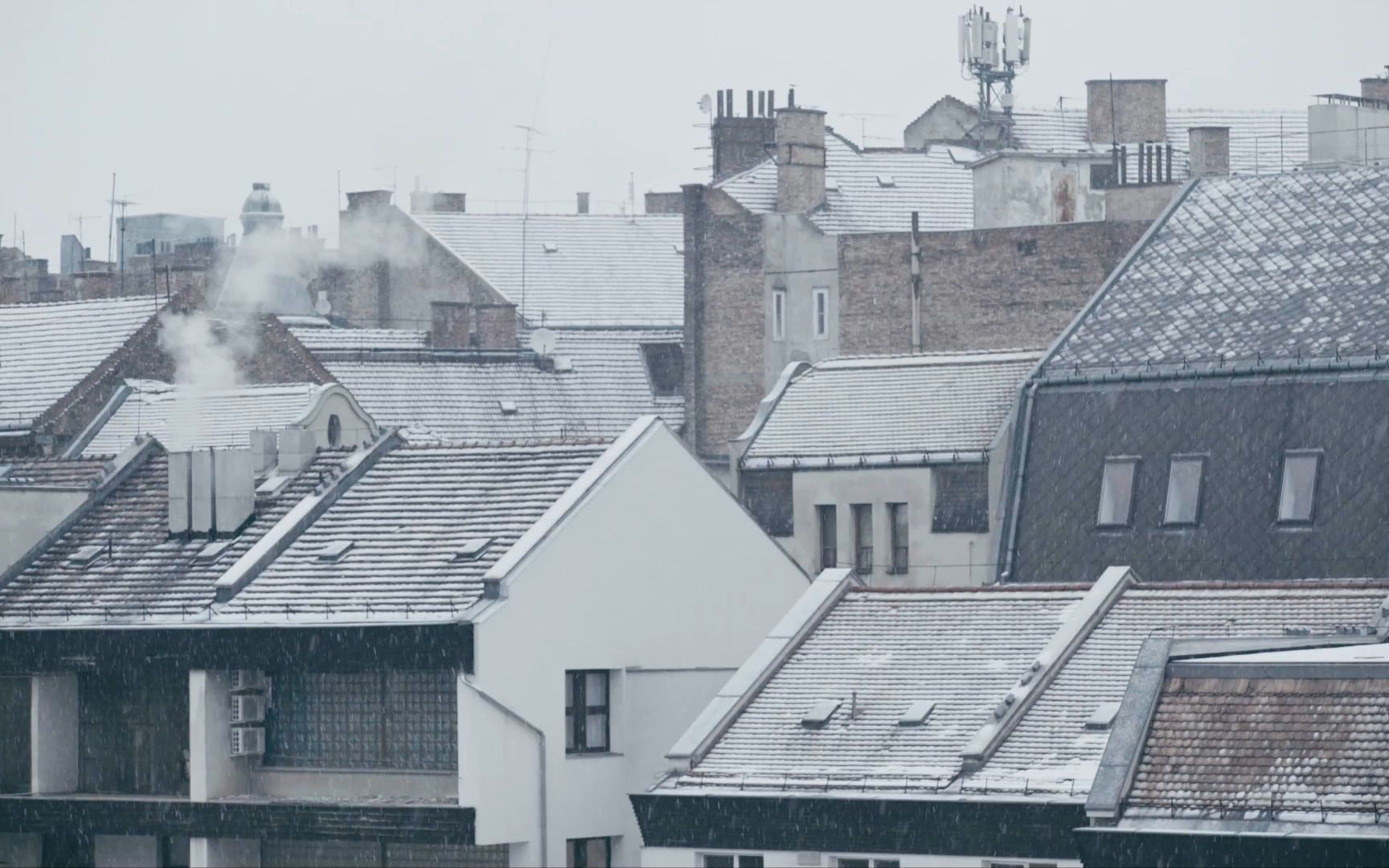 [图]小镇的冬天，窗外下起大雪，雪粒拍打玻璃声，寒风声，助眠白噪音