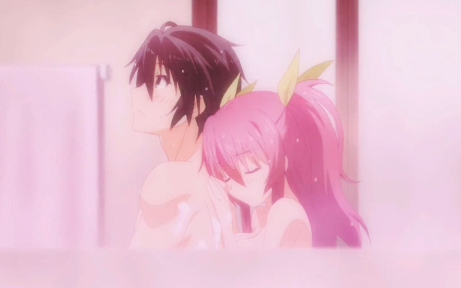 男人刚回到宿舍,看到一个美少女正在换衣服