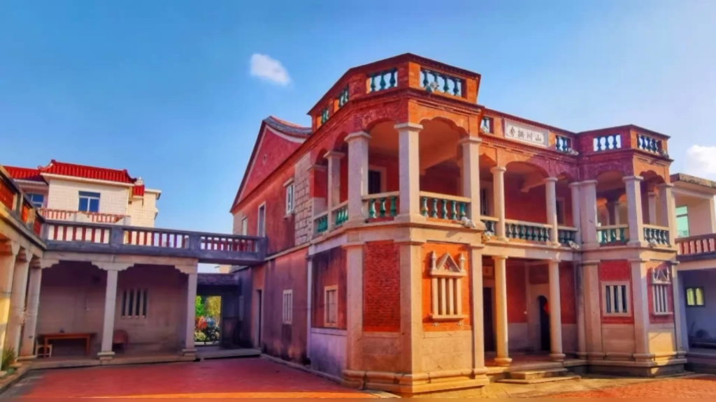 【黎明别墅】位于泉州惠安县辋川镇峰崎村,是一座典型的八卦形的番仔