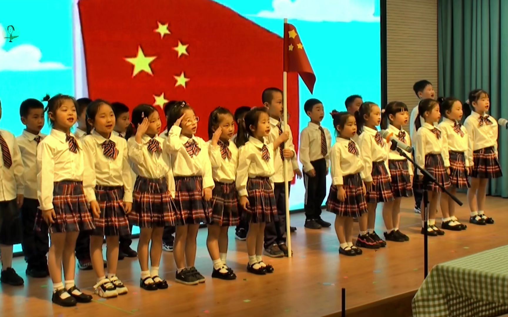 [图]幼儿园大班小朋友演唱一首歌颂国旗的歌曲——《国旗国旗多美丽》