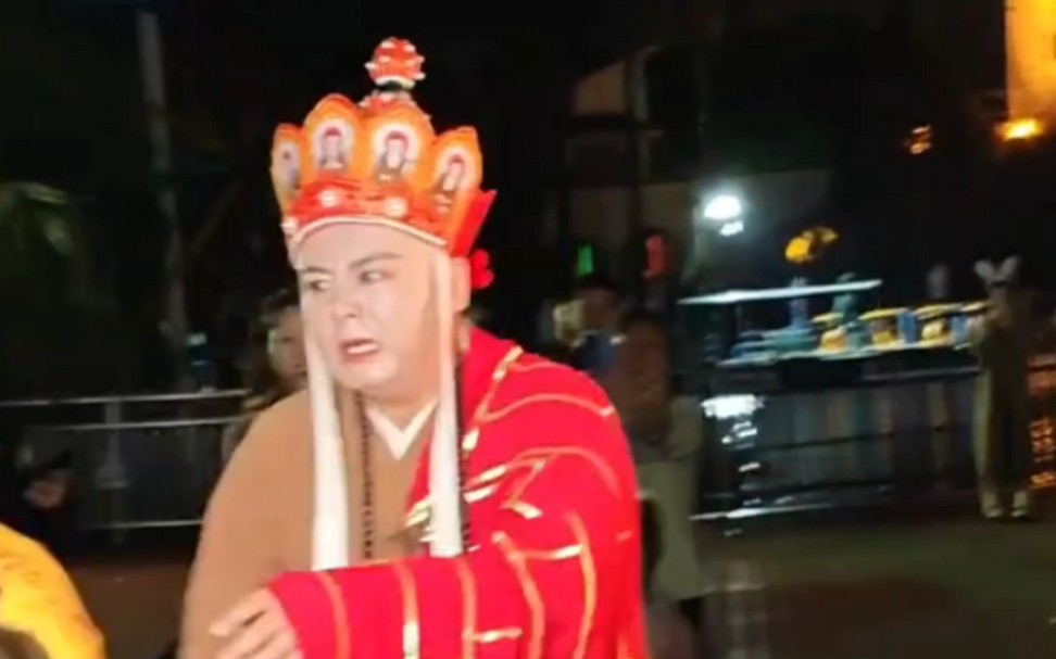 成都欢乐谷唐僧cos合集,表演模仿到精髓!太像了!唐僧蹦迪打拳拳击