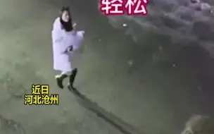 Download Video: 当场被识破！女汉子搬米遇男友秒变弱女子，男友反应让人笑出声！